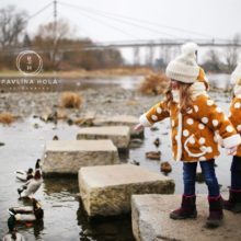 krmení kachen u řeky